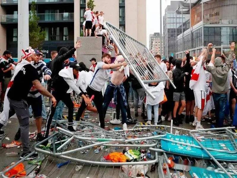 因尾随闯入温布利观看联赛杯决赛,2名男子被处以3年观赛禁令